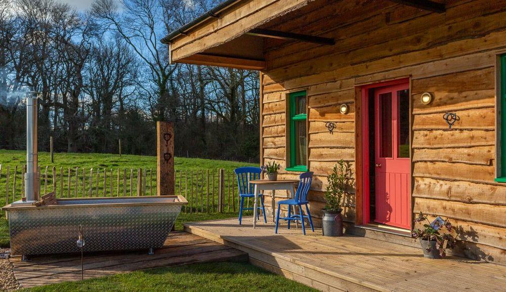 dog-friendly-cabins-paws-stay