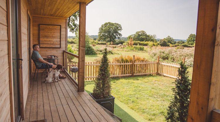 The enclosed Garden at Waters Edge Ccabin